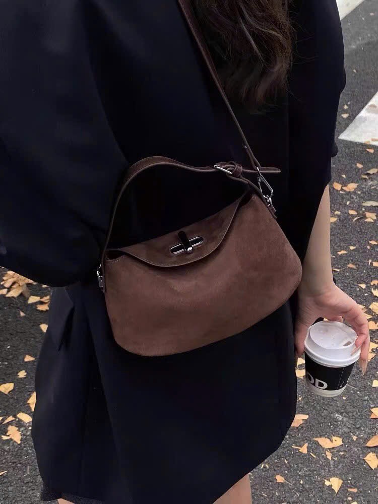 TÚI XÁCH DA LỘN KHOÁ XOAY TONE NÂU CHOCO M6227