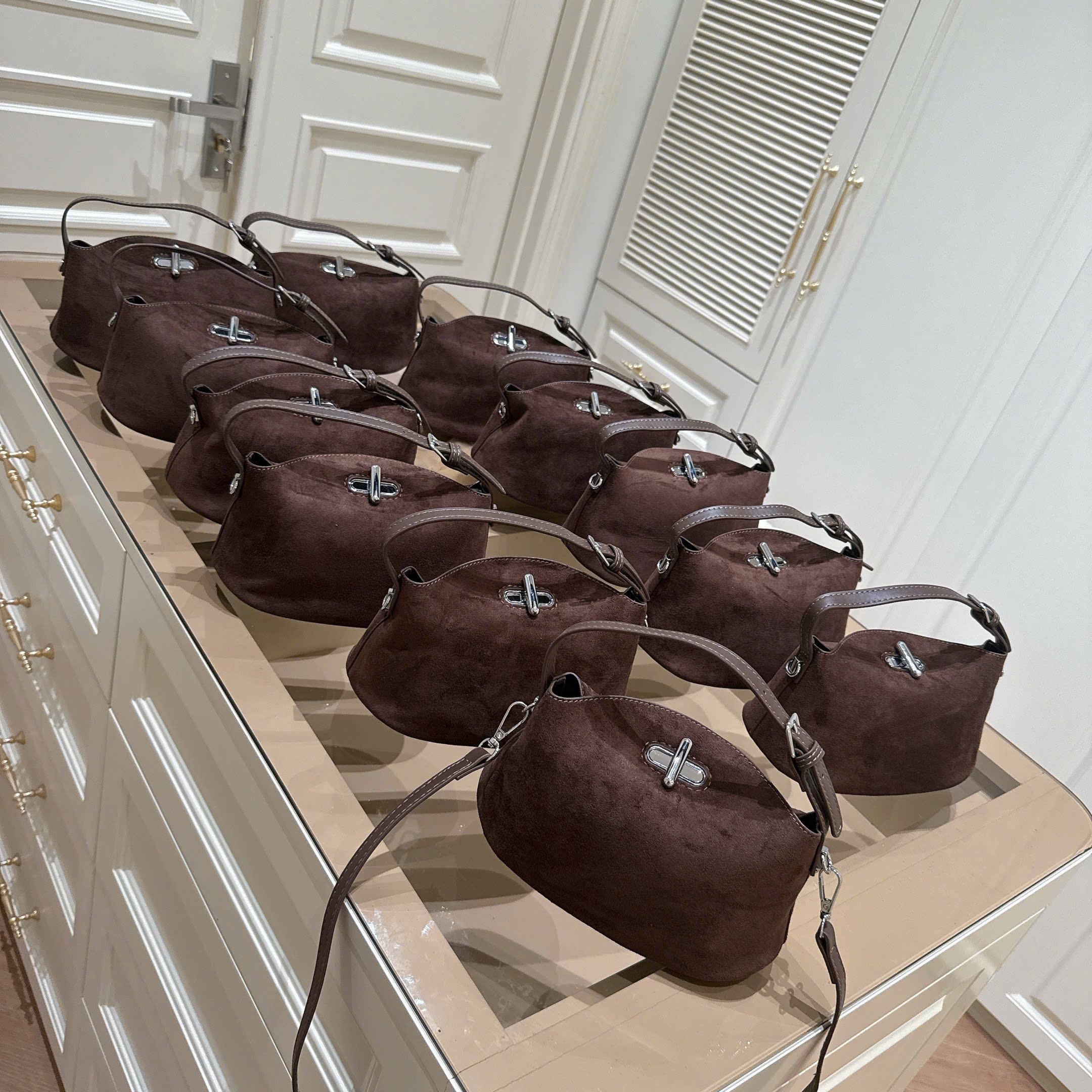 TÚI XÁCH DA LỘN KHOÁ XOAY TONE NÂU CHOCO M6227