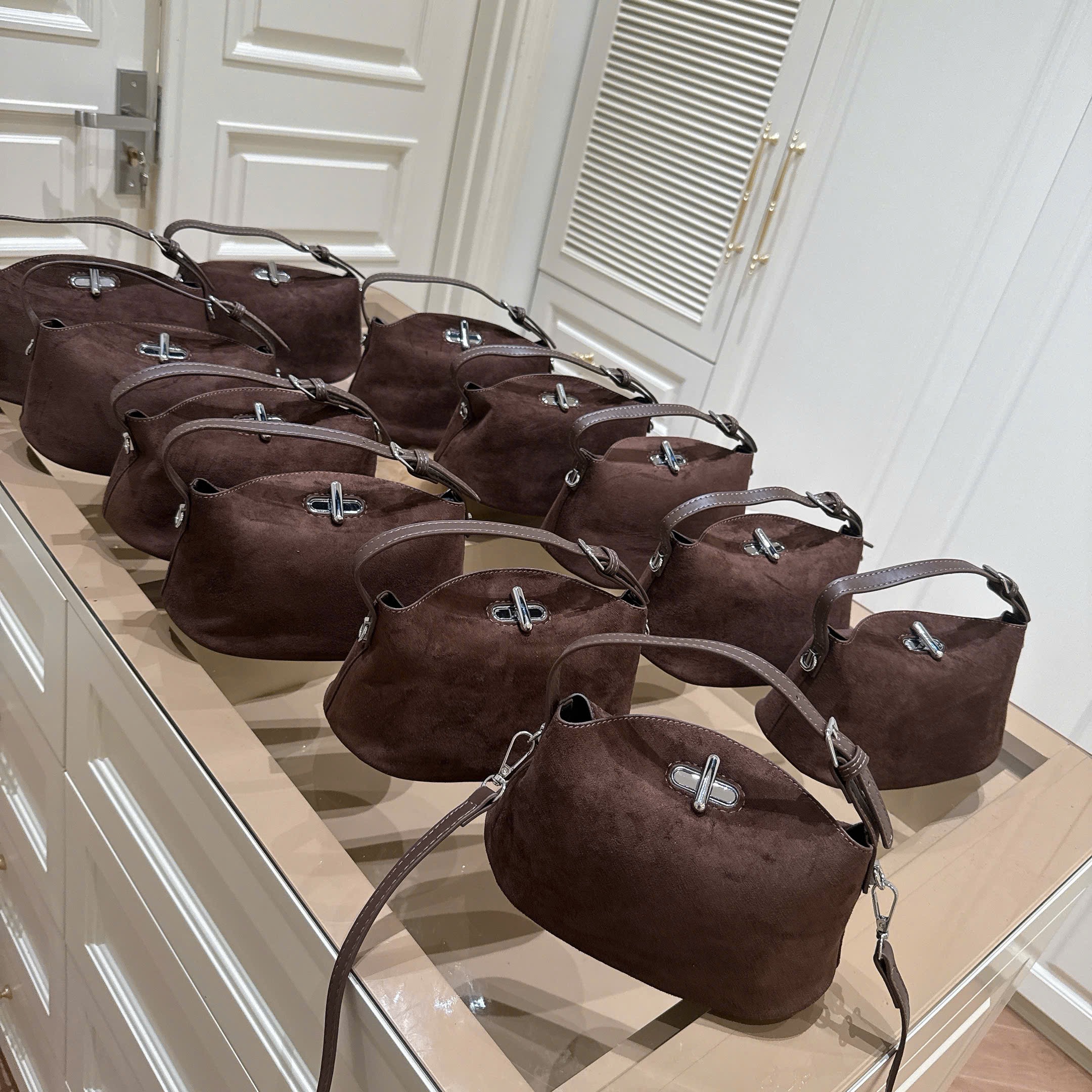 TÚI XÁCH DA LỘN KHOÁ XOAY TONE NÂU CHOCO M6227