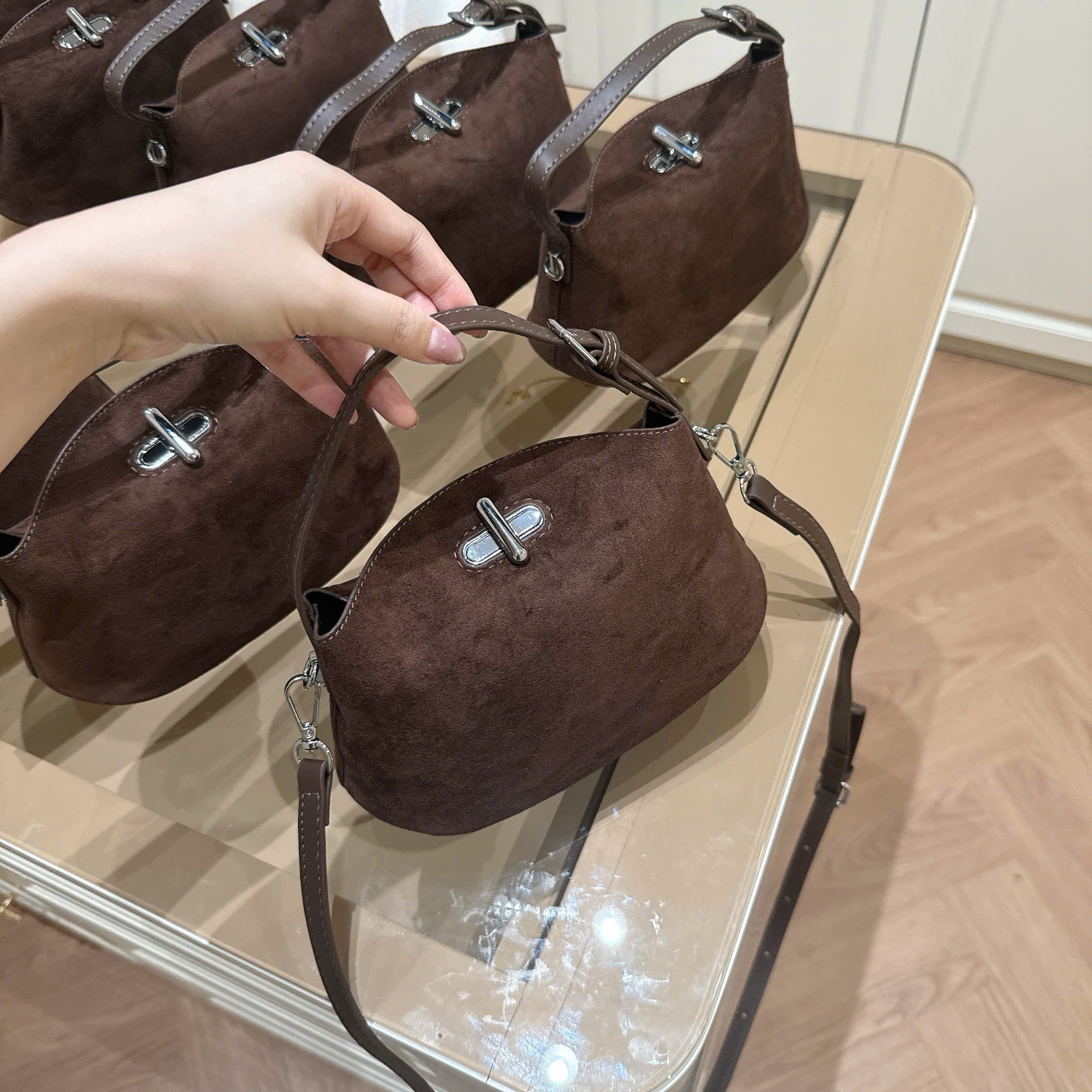 TÚI XÁCH DA LỘN KHOÁ XOAY TONE NÂU CHOCO M6227
