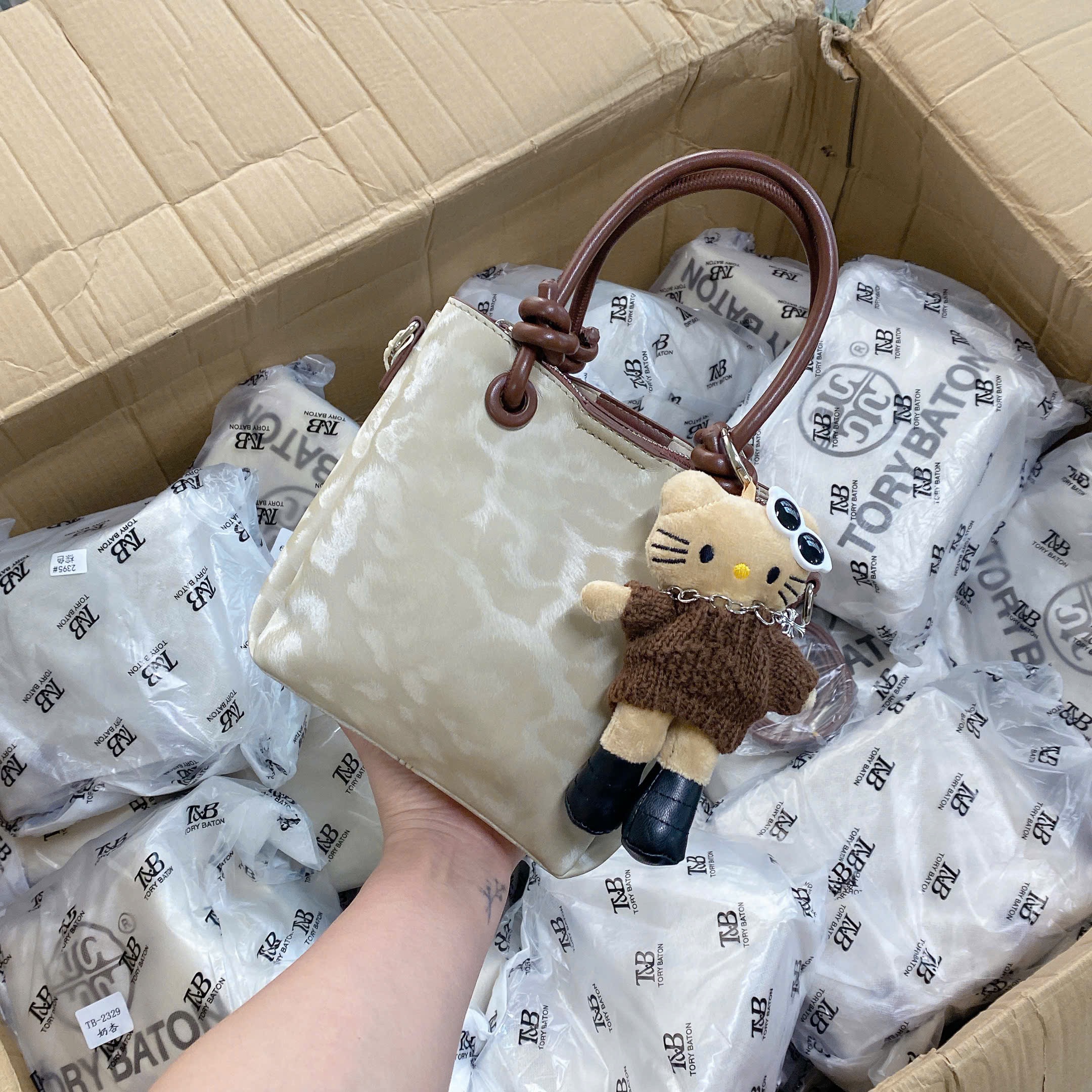 TÚI XÁCH SZ 20 DÁNG ĐỨNG KÈM CHARM M2395