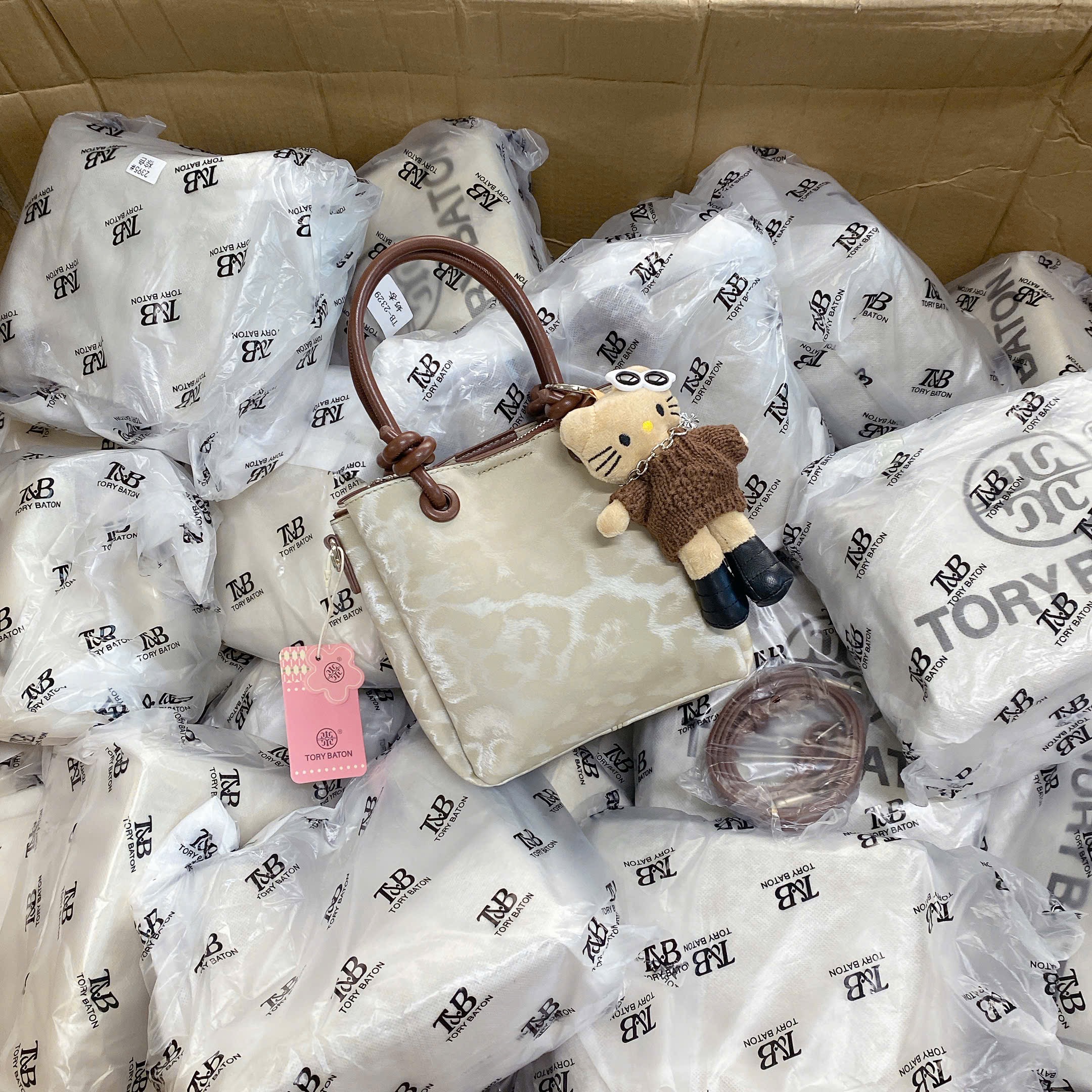 TÚI XÁCH SZ 20 DÁNG ĐỨNG KÈM CHARM M2395
