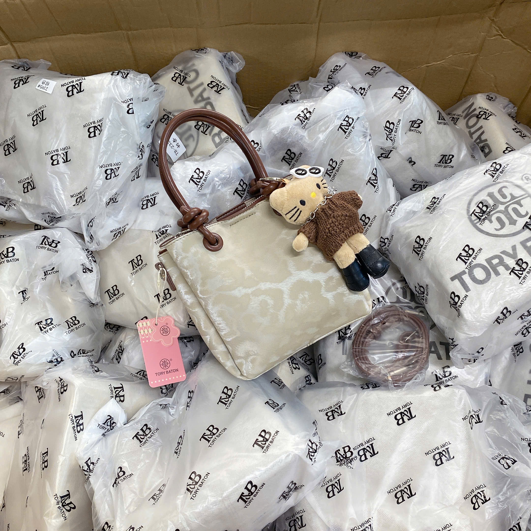 TÚI XÁCH SZ 20 DÁNG ĐỨNG KÈM CHARM M2395