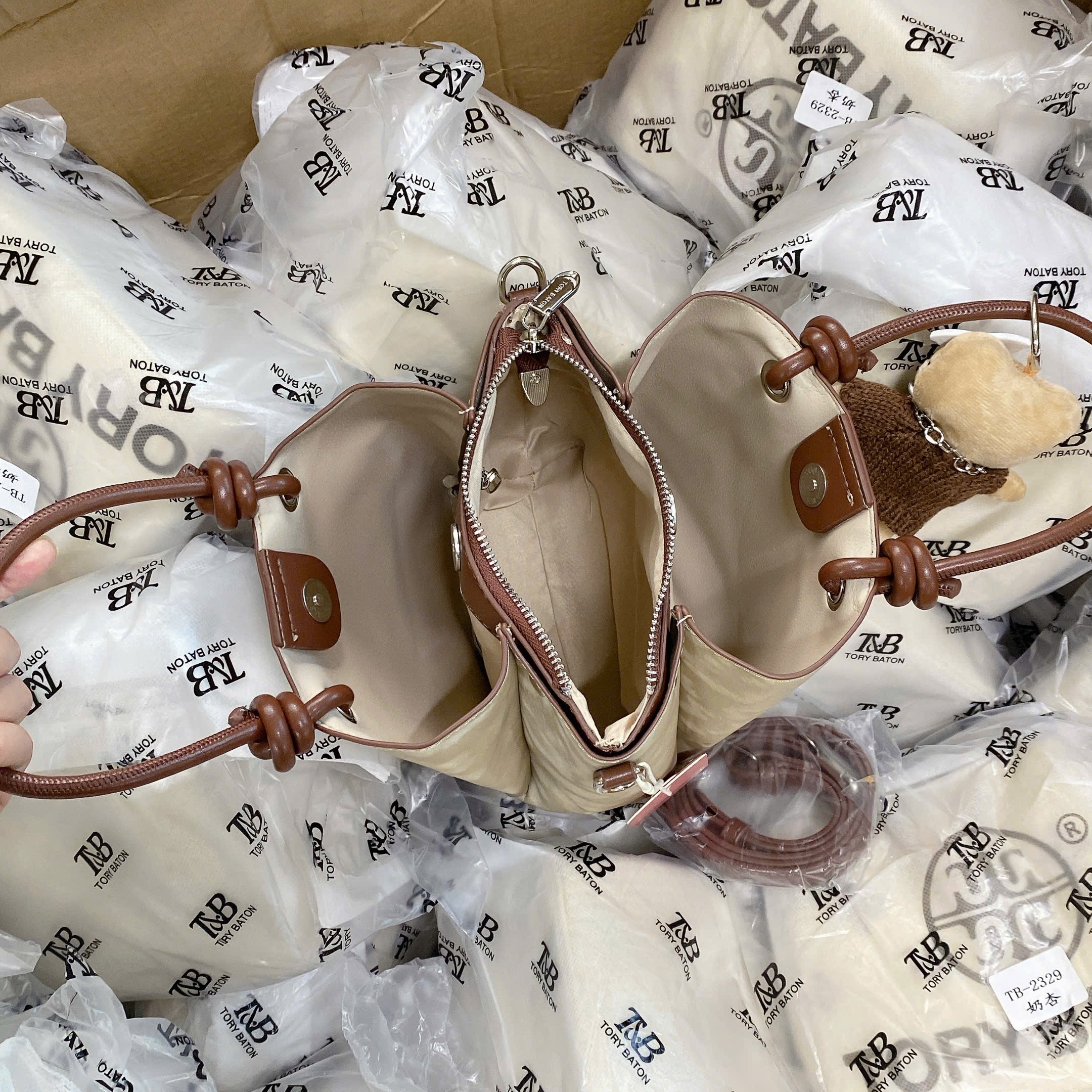 TÚI XÁCH SZ 20 DÁNG ĐỨNG KÈM CHARM M2395