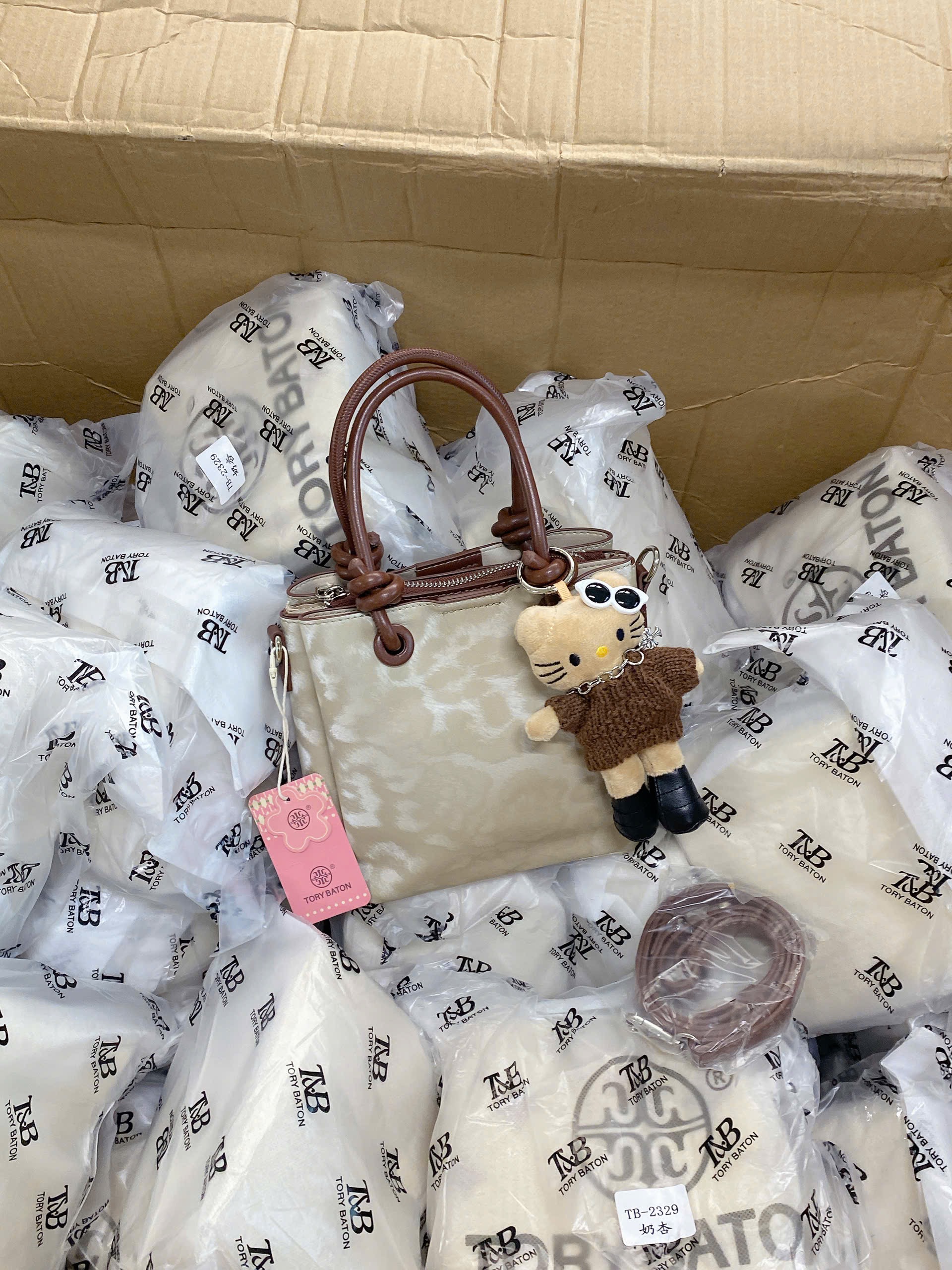 TÚI XÁCH SZ 20 DÁNG ĐỨNG KÈM CHARM M2395