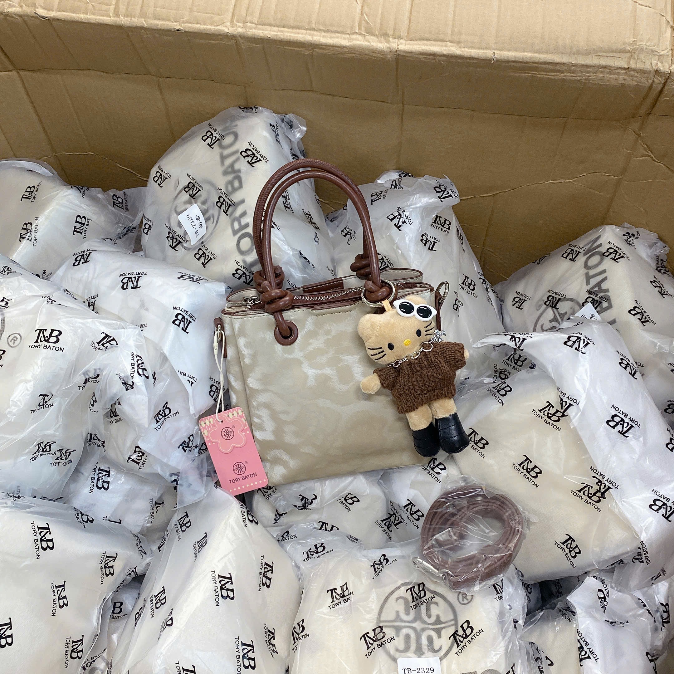 TÚI XÁCH SZ 20 DÁNG ĐỨNG KÈM CHARM M2395