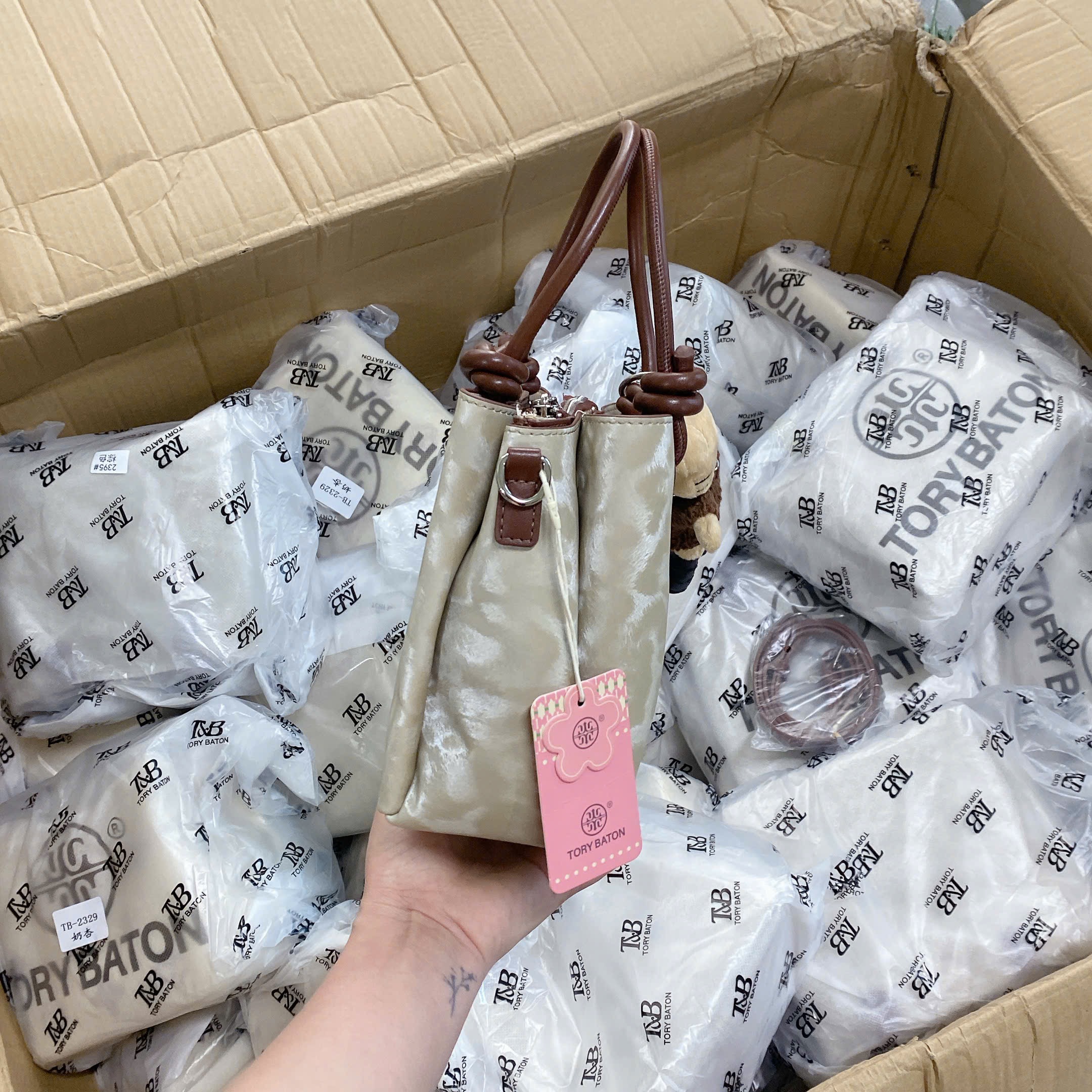 TÚI XÁCH SZ 20 DÁNG ĐỨNG KÈM CHARM M2395