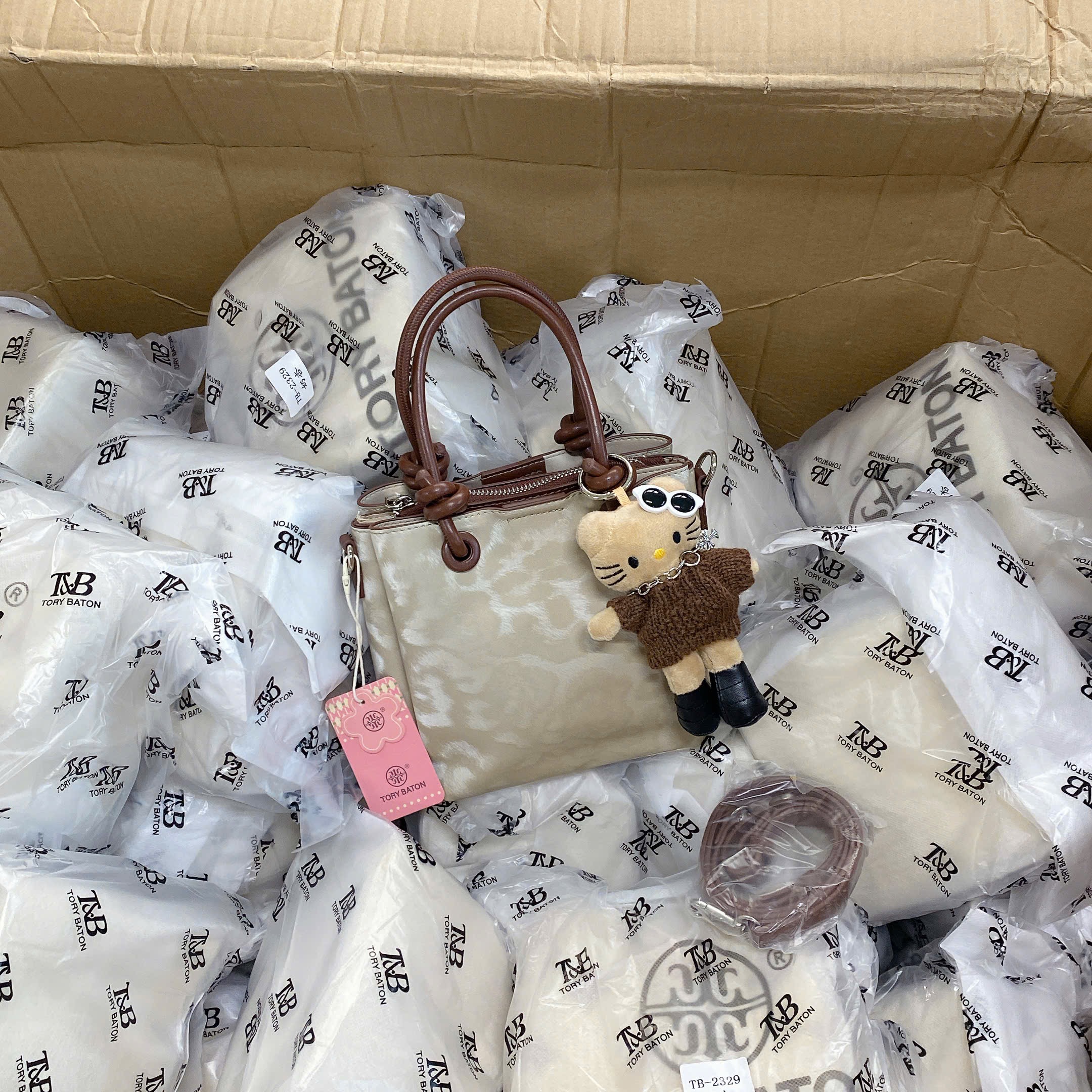 TÚI XÁCH SZ 20 DÁNG ĐỨNG KÈM CHARM M2395