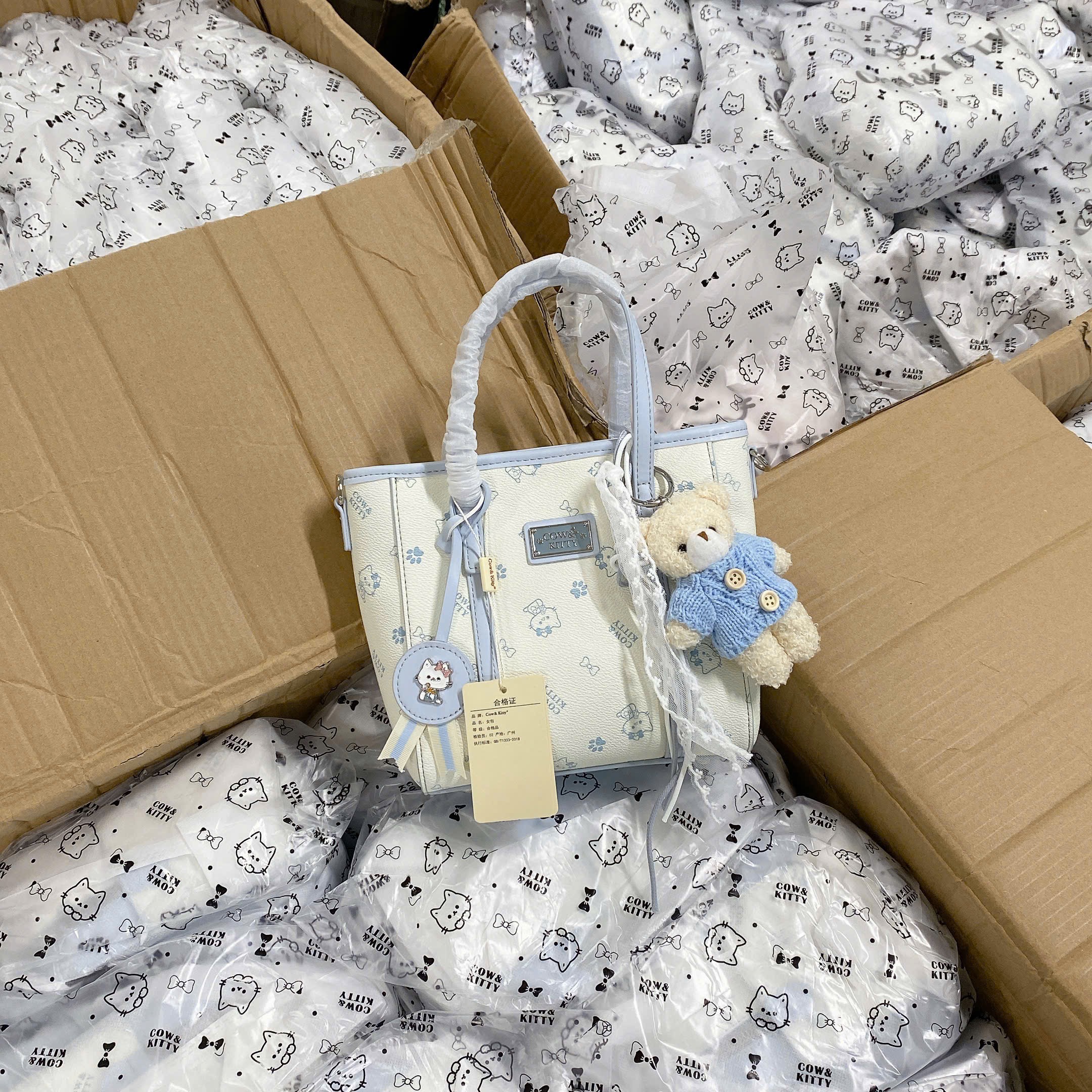 TÚI XÁCH KITTY KÈM CHAM GẤU M8216