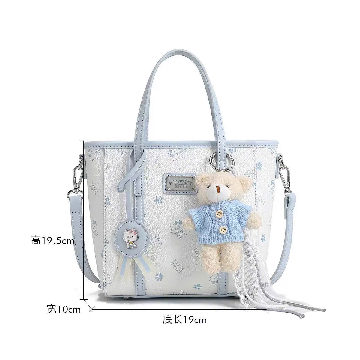 TÚI XÁCH KITTY KÈM CHAM GẤU M8216