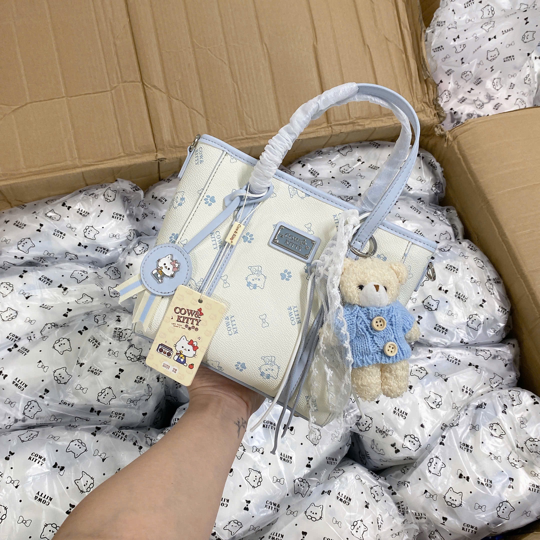 TÚI XÁCH KITTY KÈM CHAM GẤU M8216