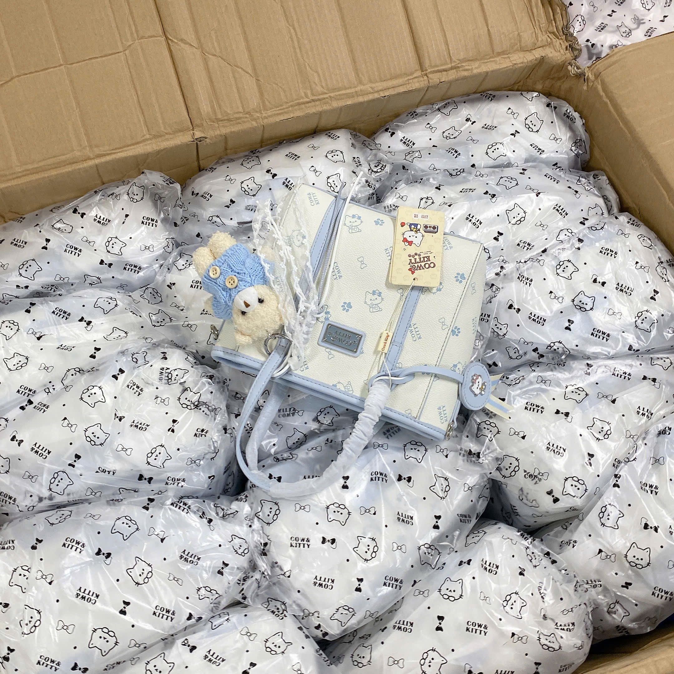 TÚI XÁCH KITTY KÈM CHAM GẤU M8216