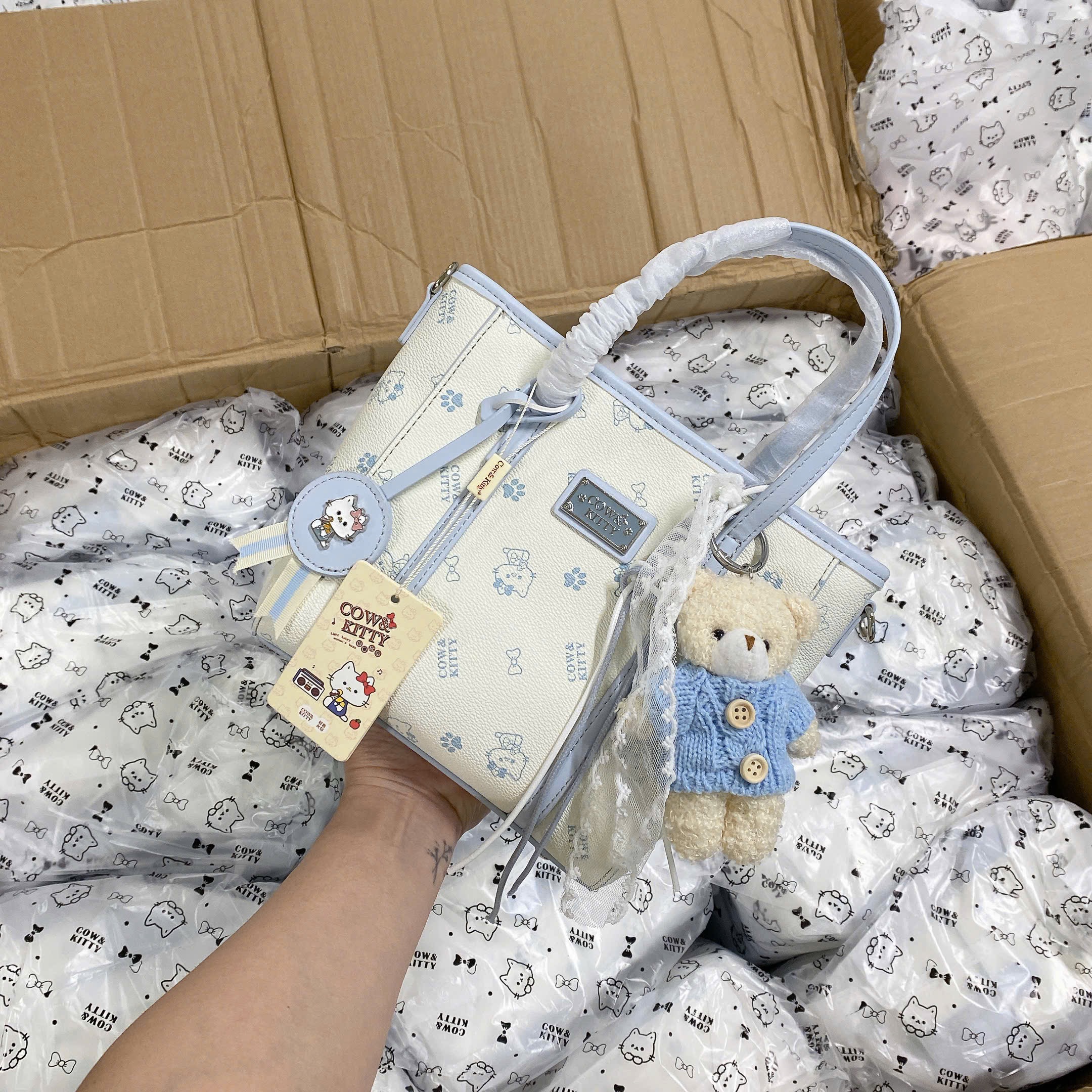 TÚI XÁCH KITTY KÈM CHAM GẤU M8216