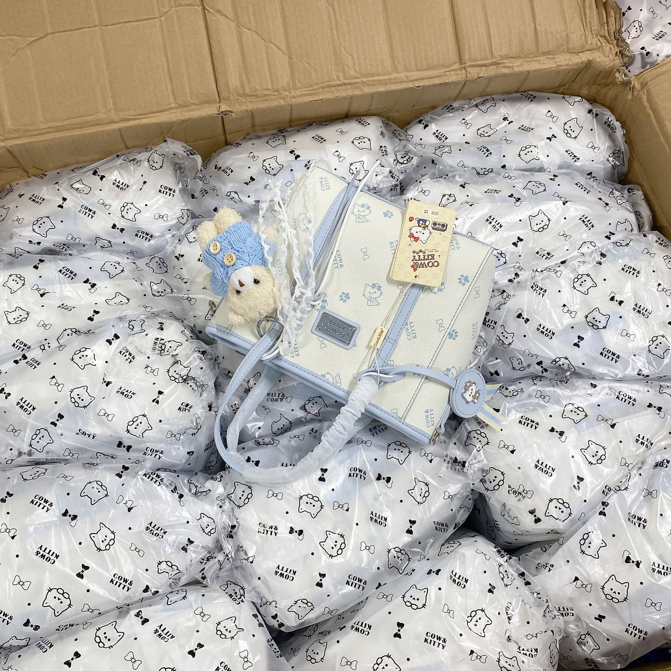 TÚI XÁCH KITTY KÈM CHAM GẤU M8216