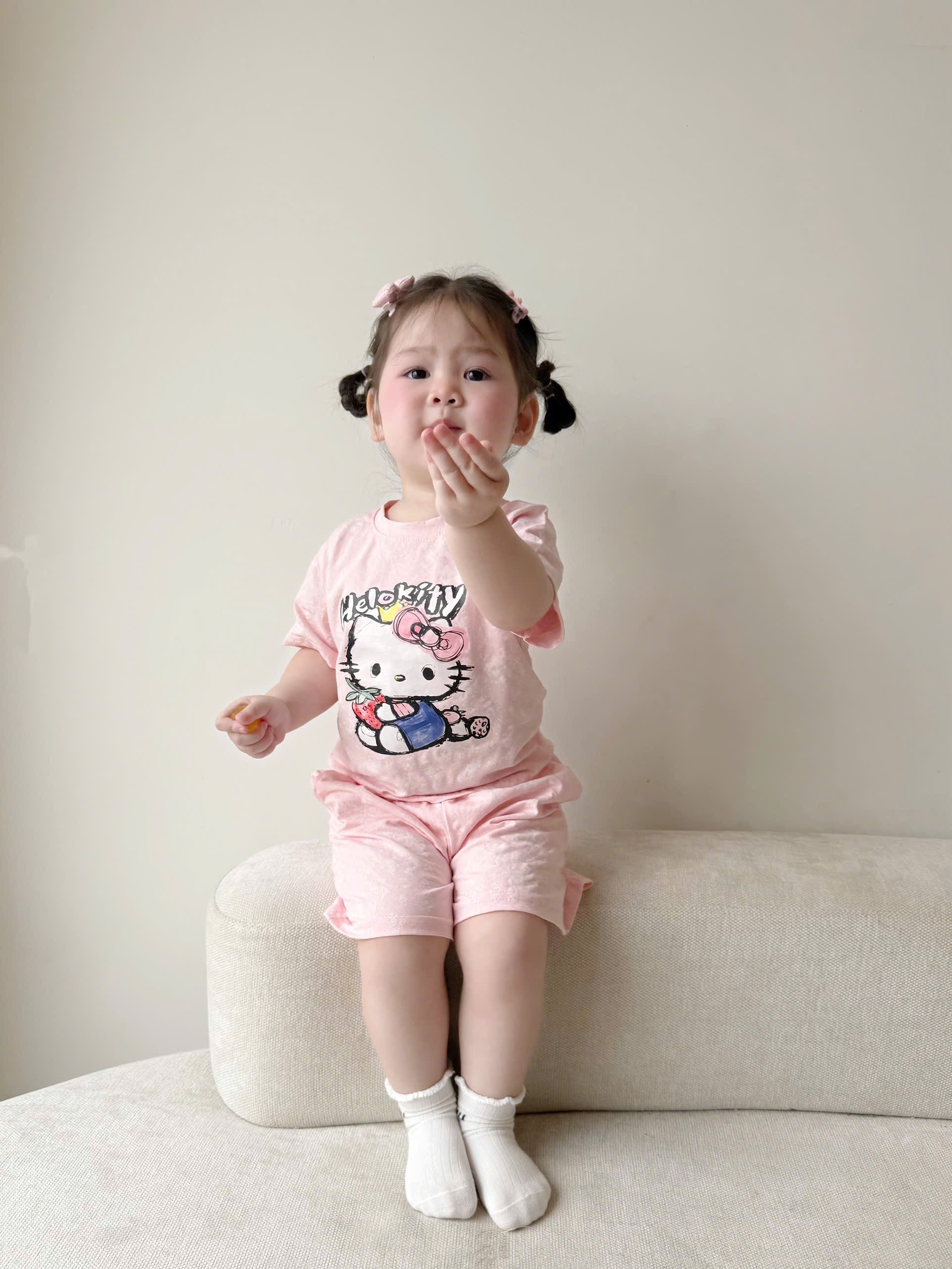 XẢ KHO SÉT 2 BỘ HELLO KITTY CHO BG