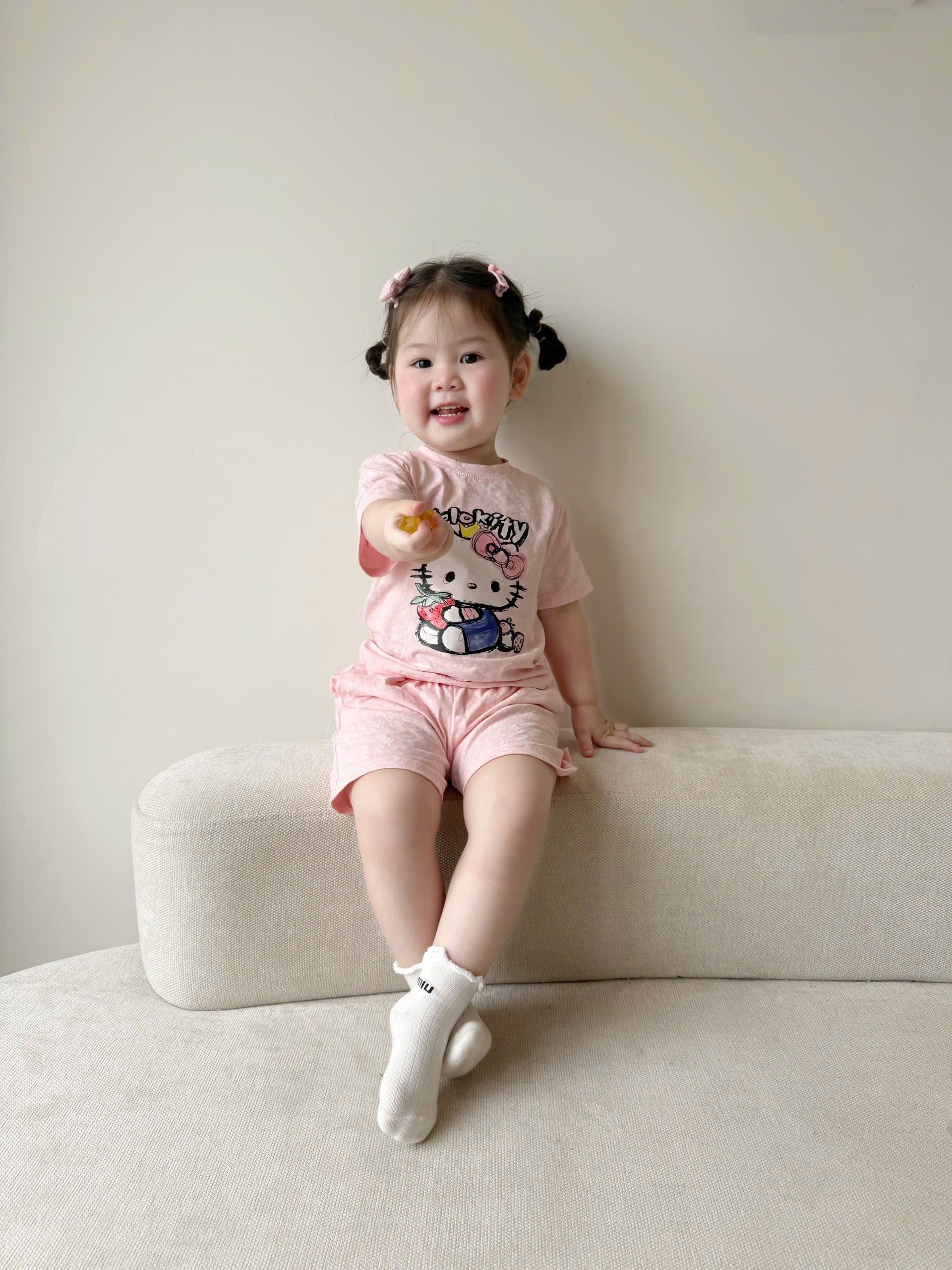 XẢ KHO SÉT 2 BỘ HELLO KITTY CHO BG