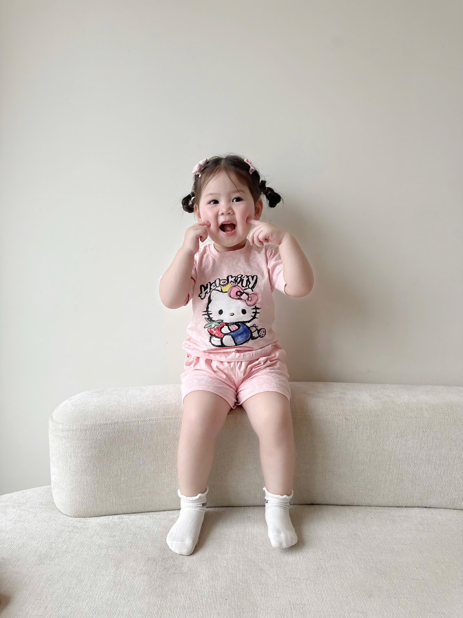 XẢ KHO SÉT 2 BỘ HELLO KITTY CHO BG