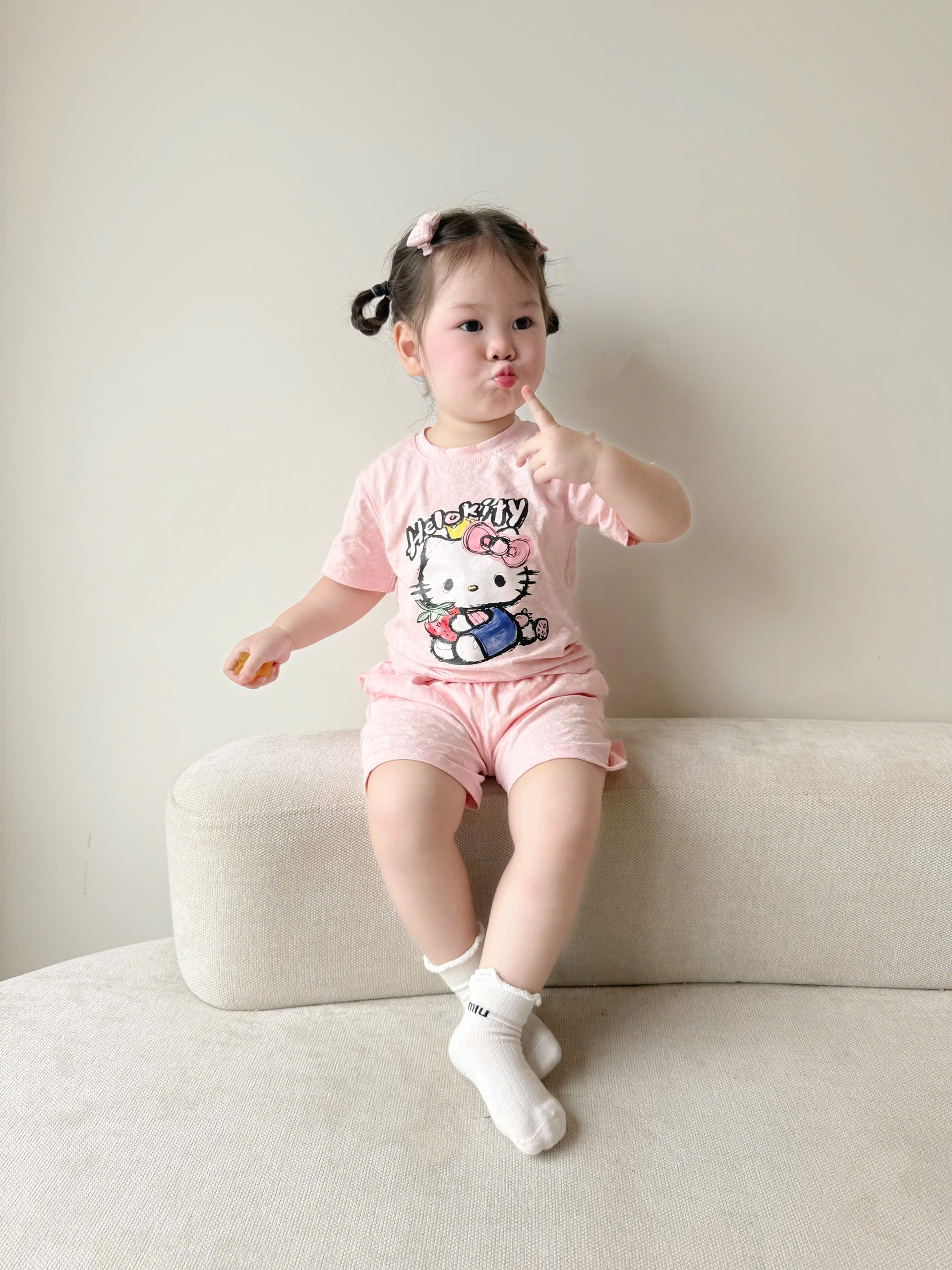XẢ KHO SÉT 2 BỘ HELLO KITTY CHO BG