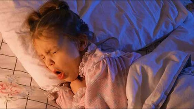 [CẢNH BÁO] Trẻ ho về đêm – Dấu hiệu tưởng đơn giản nhưng có thể là bệnh lý nguy hiểm cha mẹ không nên bỏ qua!