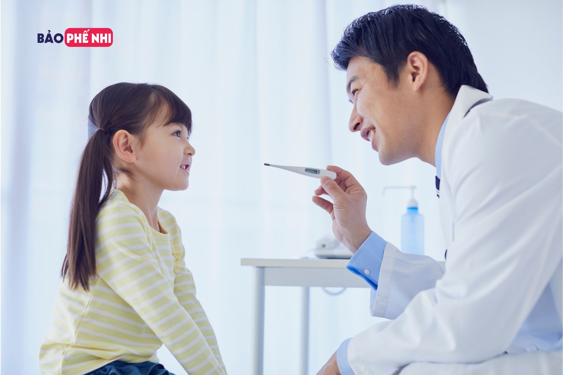 Cần đưa bé đi khám ngay khi bé sốt cao, khó thở, rút lõm lồng ngực