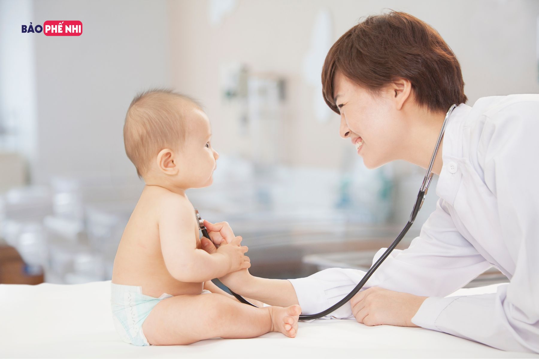 Trẻ bị ho kèm sốt cao, thở gấp, thở rít cần đưa đi khám ngay