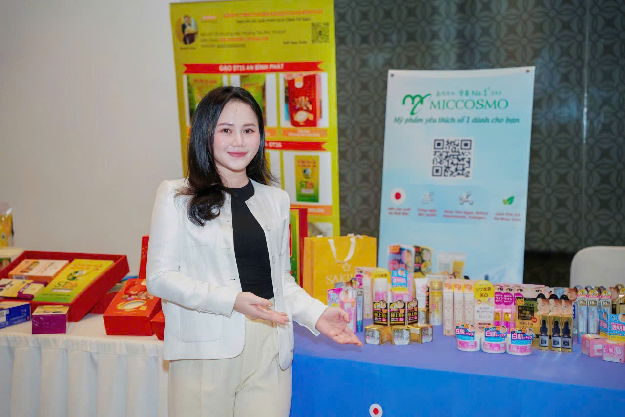 Miccosmo-Thuong-hieu-my-pham-Nhat-Ban-cao-cap-ghi-dau-an-tai-su-kien-ky-niem-3-nam-thanh-lap-Hoi-Doanh-nghiep-Hung-Yen-Mien-Nam_z6955948507061_ae685ada76c18543c7bc4469493d452e.jpg