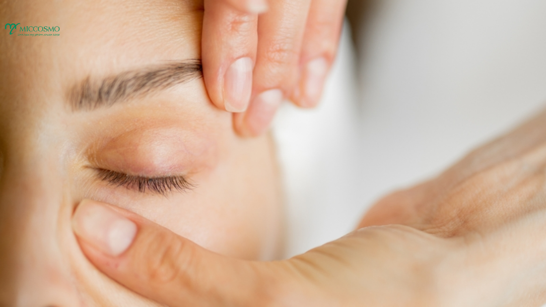 Top-4-cach-lam-mo-quang-tham-mat-duoc-chuyen-gia-khuyen-dung_Massage-va-đap-mat-na-tu-nhien-tai-nha .png