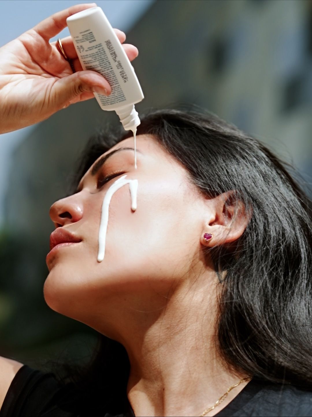 Cách Bôi Kem Chống Nắng Cho Da Mụn Đúng Cách, Không Gây Bí Da.jpg
