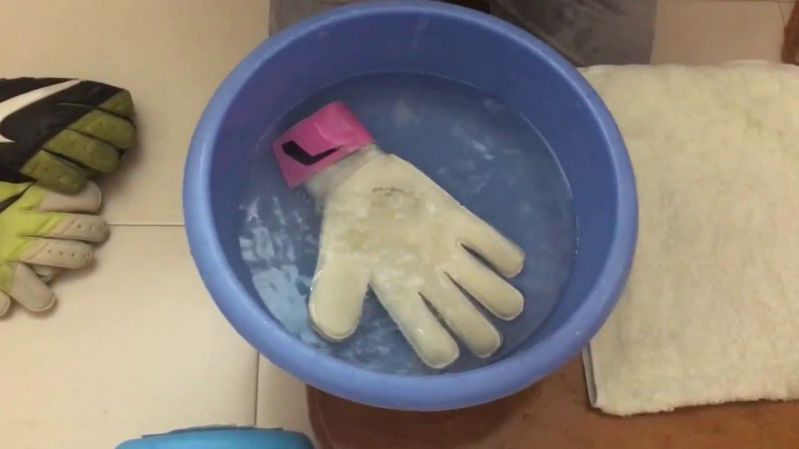 Cách vệ sinh, bảo quản găng tay thủ môn tốt nhất