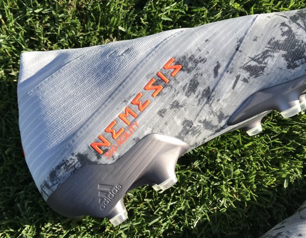 gi&agrave;y đ&aacute; b&oacute;ng adidas 04