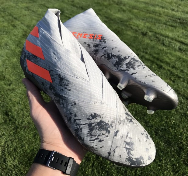 gi&agrave;y đ&aacute; b&oacute;ng adidas 05