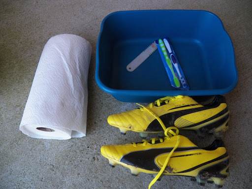 Hướng dẫn chăm s&oacute;c,bảo quản gi&agrave;y đ&aacute; b&oacute;ng 05