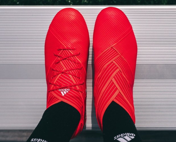 Gi&agrave;y đ&aacute; b&oacute;ng kh&ocirc;ng d&acirc;y c&oacute; phải xu hướng của tương lai