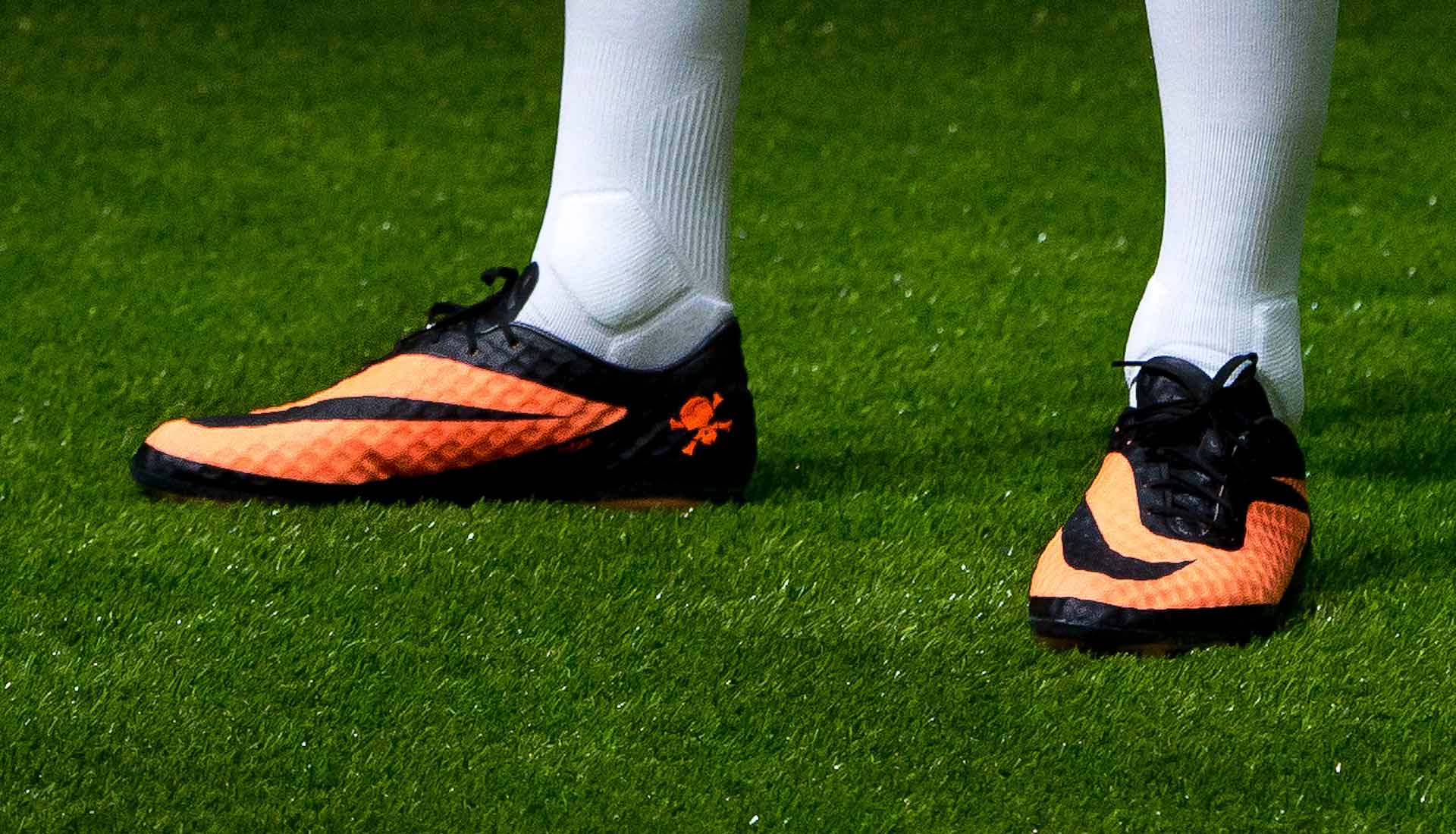 Top 30 đ&ocirc;i gi&agrave;y b&oacute;ng đ&aacute; của thập kỉ qua 26