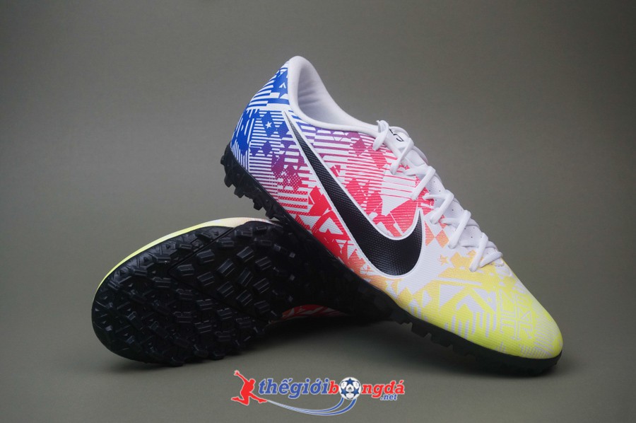 Top 5 Mẫu Gi&agrave;y Đ&aacute; B&oacute;ng Sale Hot Nhất Th&aacute;ng 8 03