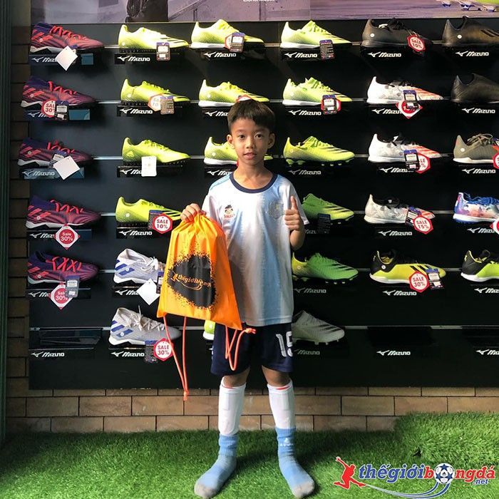 kh&aacute;ch h&agrave;ng thế giới b&oacute;ng đ&aacute; 04