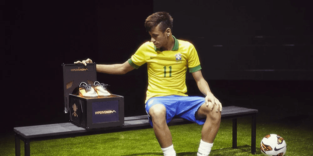 Neymar cùng mẫu Hypervenom 1 đầu tiên ra mắt