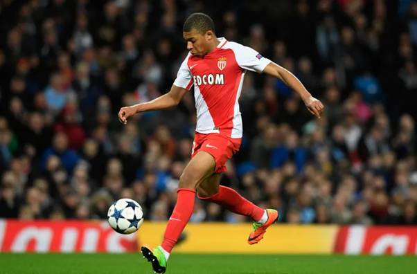 Mbappe v&agrave; đ&ocirc;i Hypervenom 3