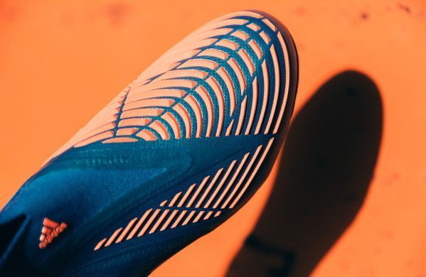 Thiết kế upper Zone Skin hoàn toàn mới thay vì phần gai như trên Demon Skin