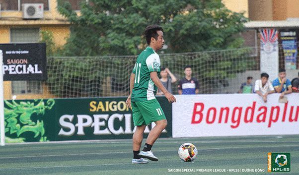 Giang Say - cầu thủ với c&aacute;i ch&acirc;n tr&aacute;i ma thuật với mẫu gi&agrave;y bata t&agrave;u