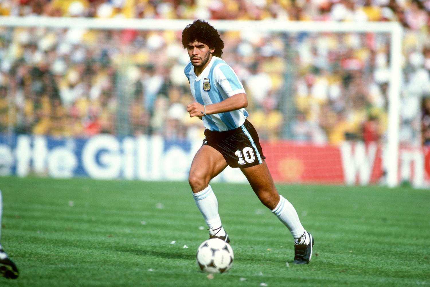 Maradona - Top 10 Tiền Đạo hay nhất thế giới mọi thời đại