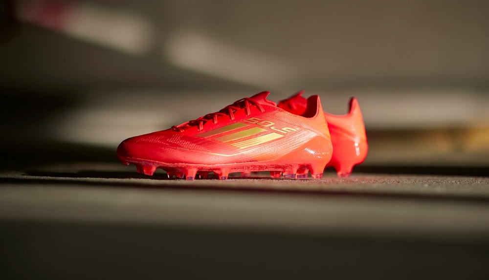 Phối màu “Solar Red/Gold Metallic/Bright Red”