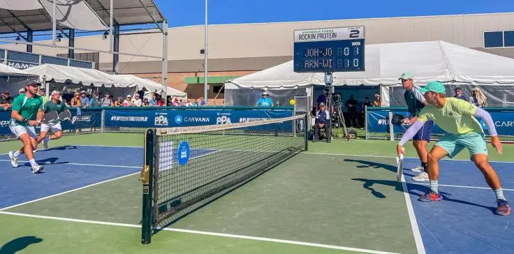 Dink xuống giữa hai đối thủ