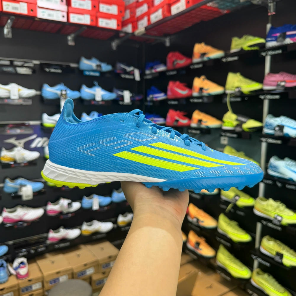 Review-Giay-Da-Bong-Adidas-3-.jpg