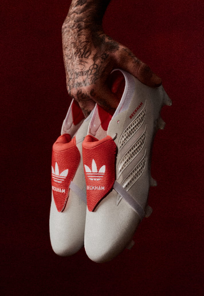 Logo Trefoil trên Predator Beckham