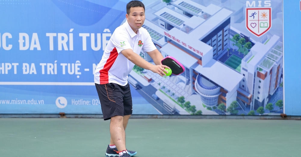 Tư thế chuẩn khi giao bóng pickleball