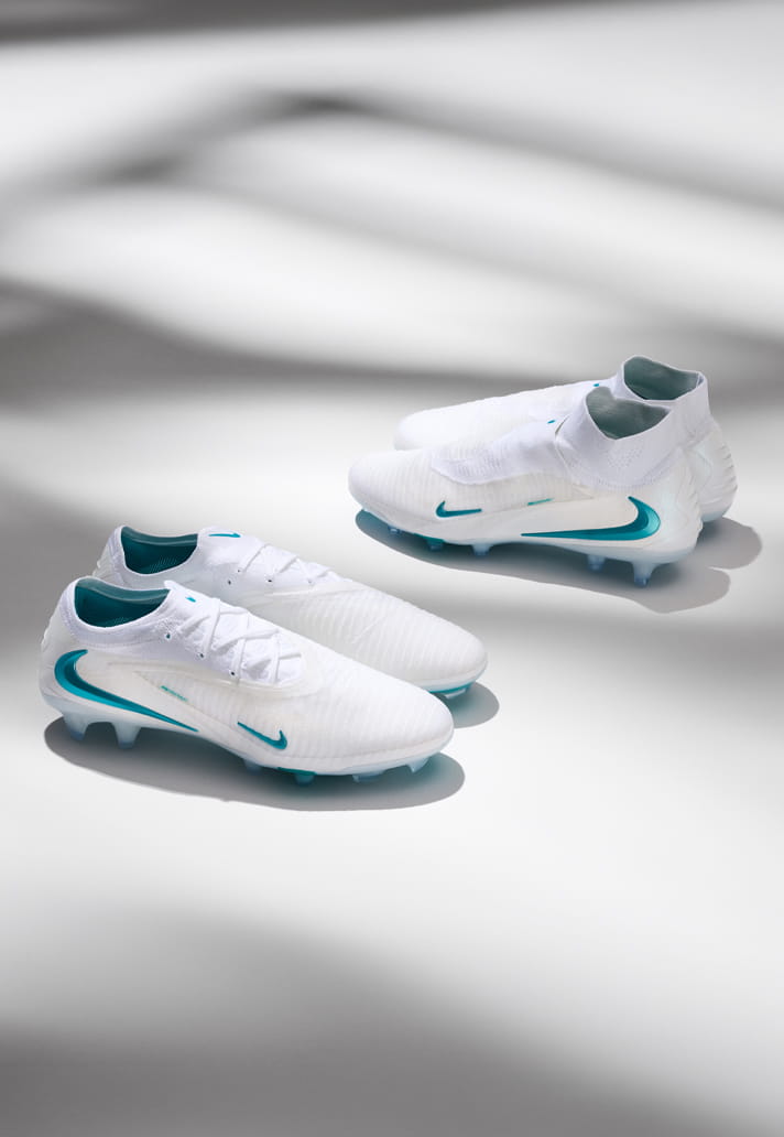Nike Bright Lights Pack trên sân