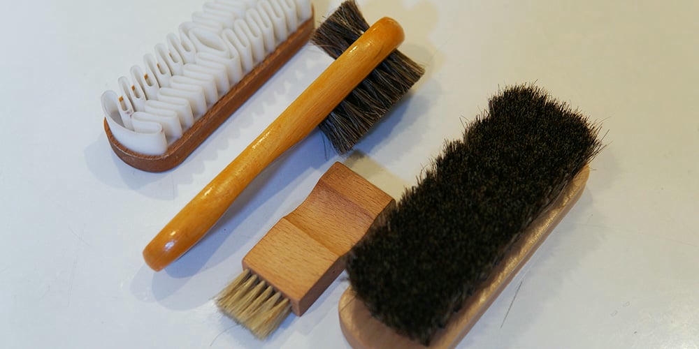 ve-sinh-giay-da-bong-3-.jpg