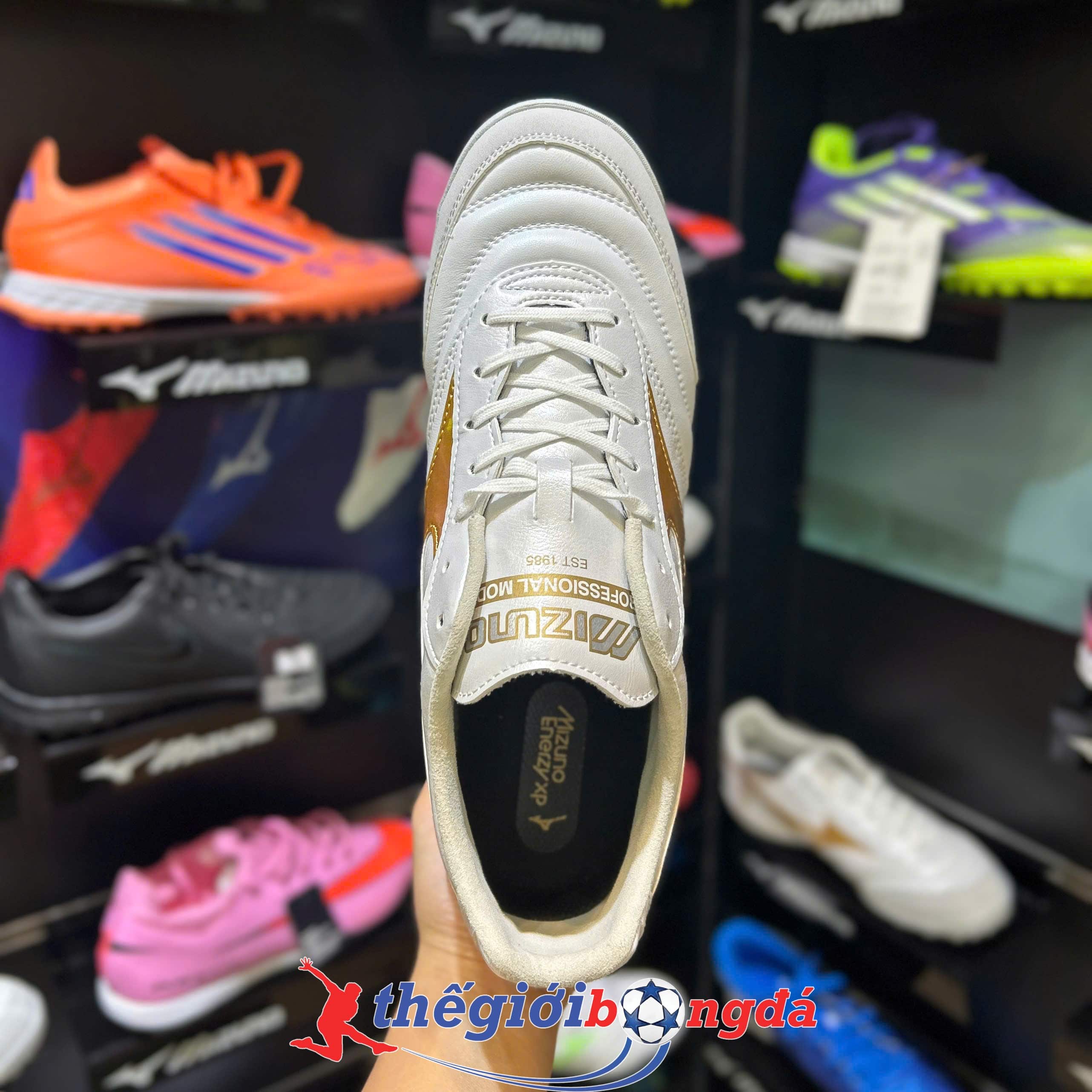 Giày đá bóng cỏ nhân tạo Mizuno Morelia Sala Pro AS TF - White/Gold Q1GB261350