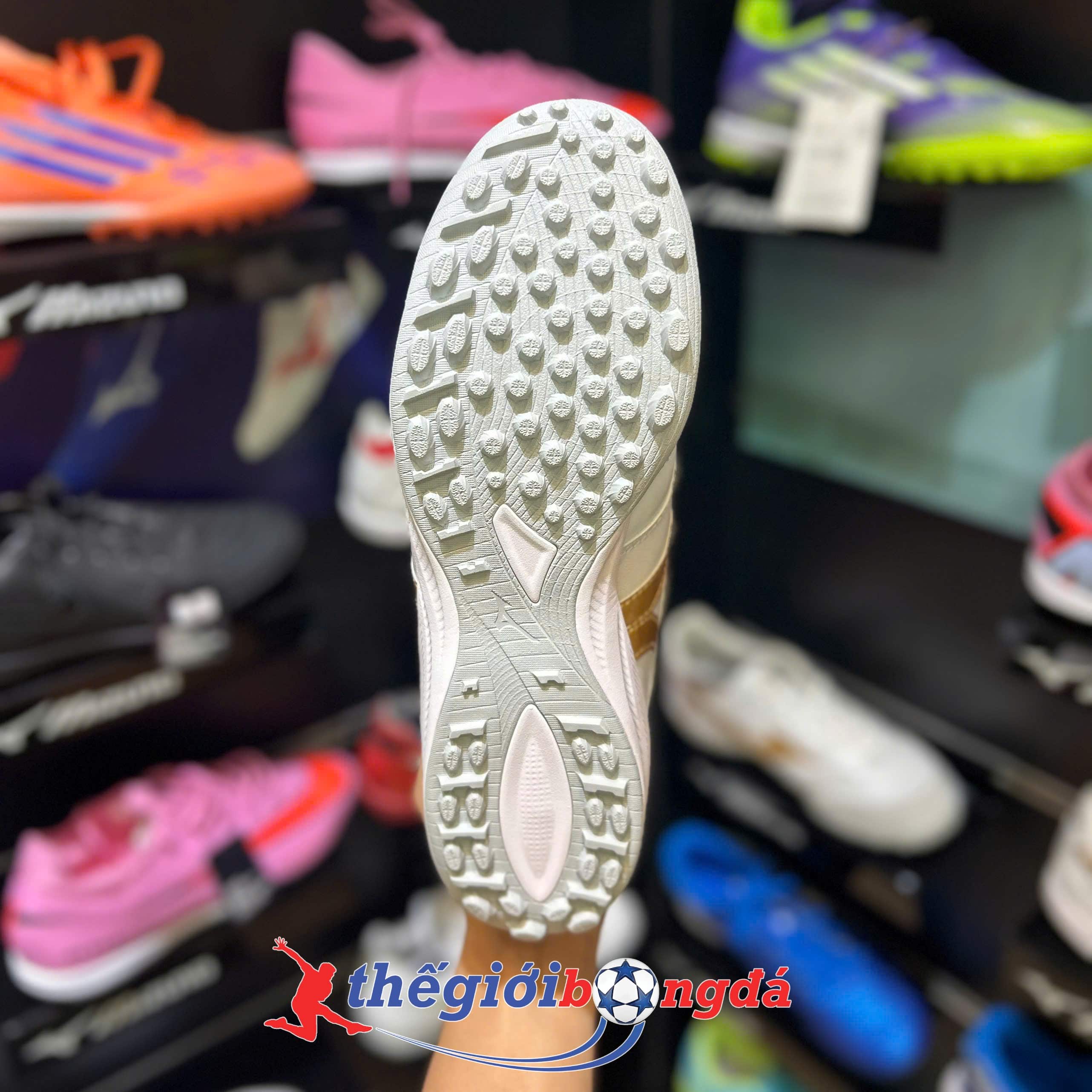 Giày đá bóng cỏ nhân tạo Mizuno Morelia Sala Pro AS TF - White/Gold Q1GB261350
